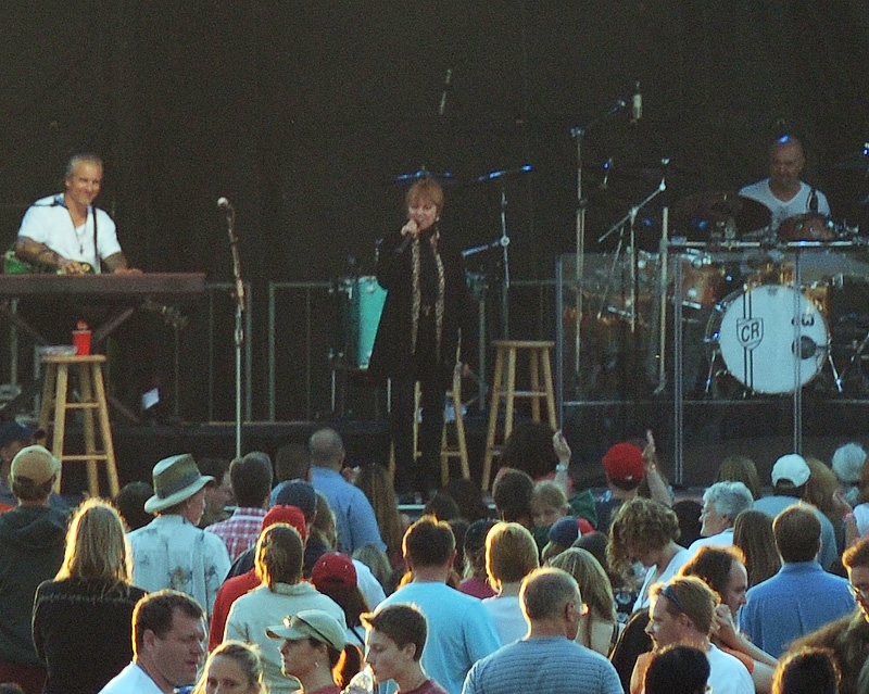 Pat Benatar rocks out concert